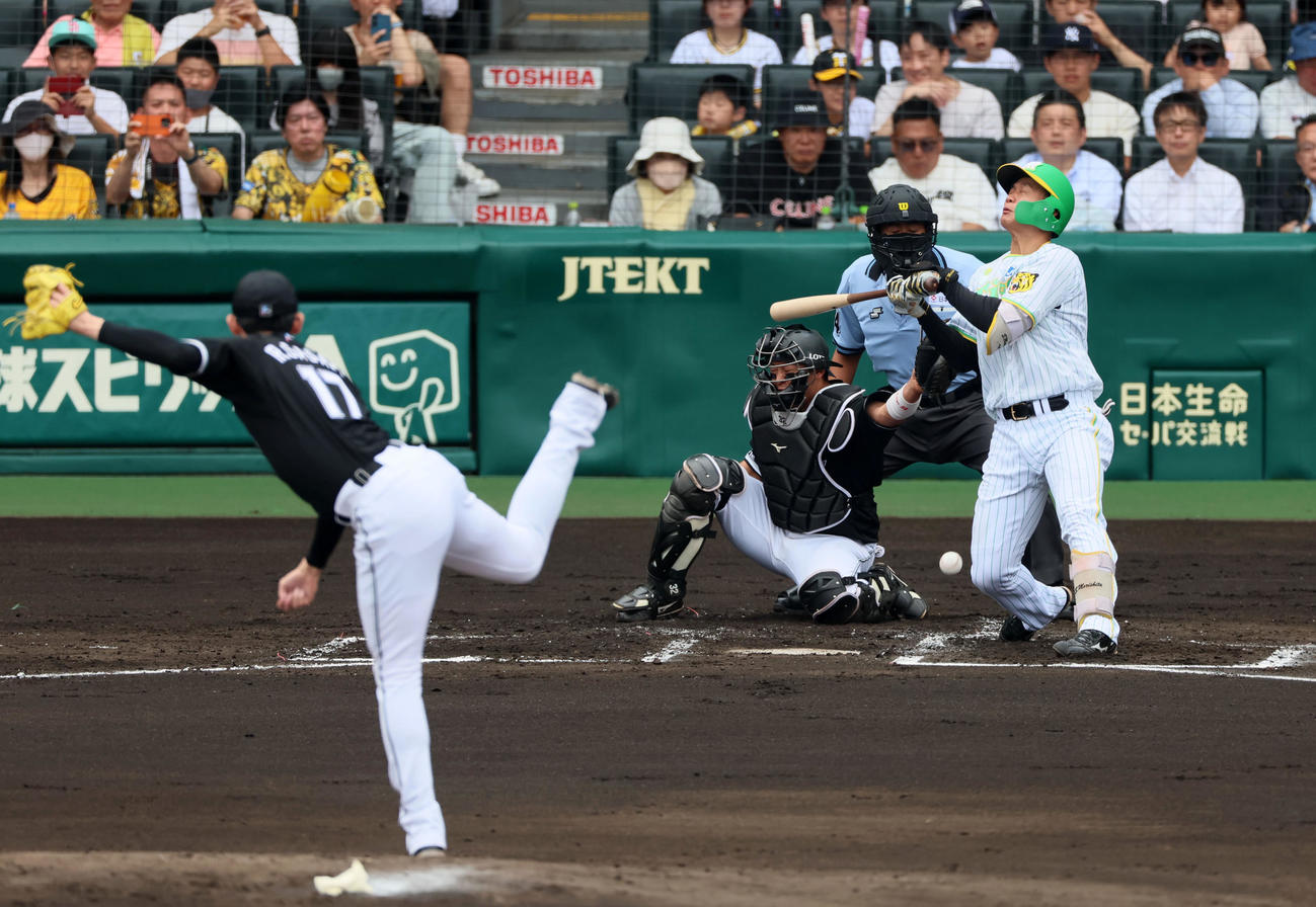 阪神対ロッテ　2回裏阪神2死、死球を受ける森下。投手は佐々木朗（撮影・加藤哉）