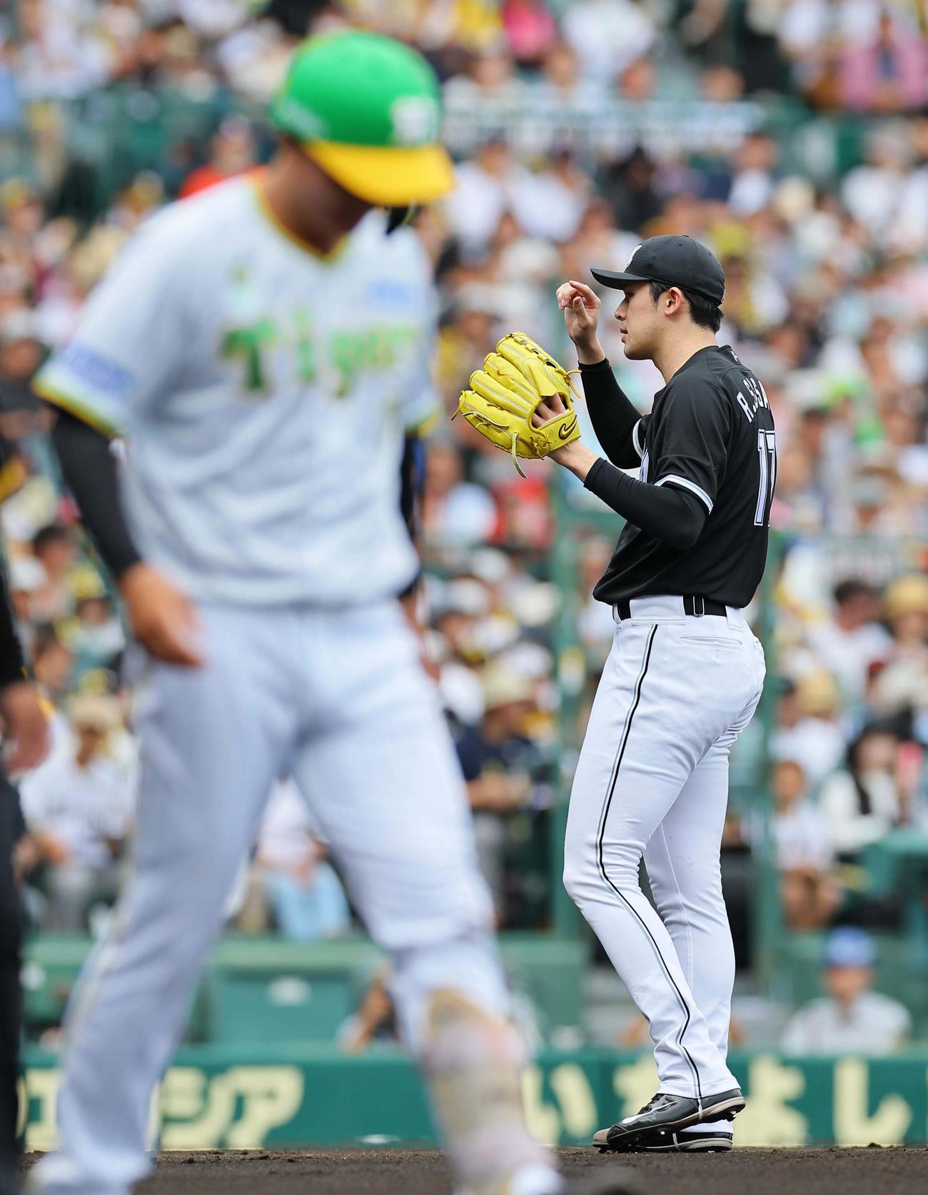 阪神対ロッテ　2回裏阪神2死、佐々木朗（右）は森下翔太に死球を与える（撮影・上田博志）
