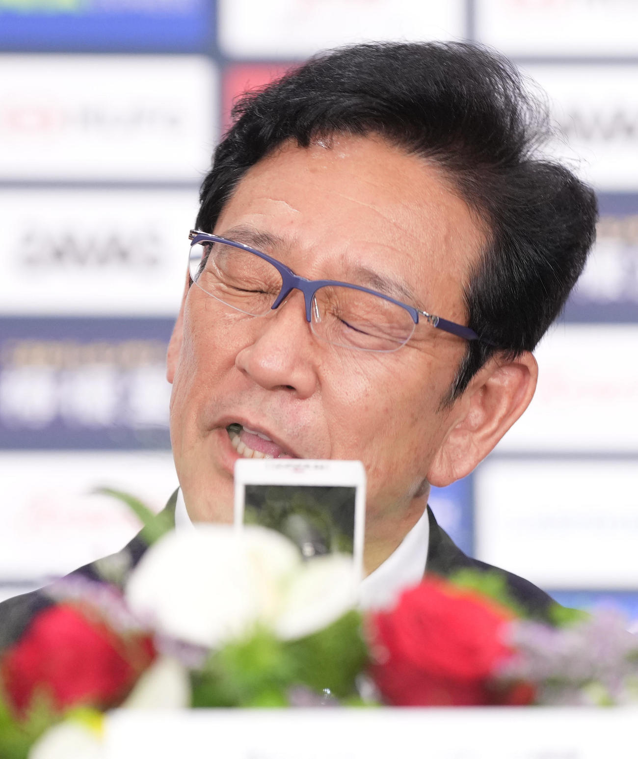退任会見で選手たちには「ありがとう！」と会う度に言いたいと、しみじみ話す栗山監督（撮影・狩俣裕三）