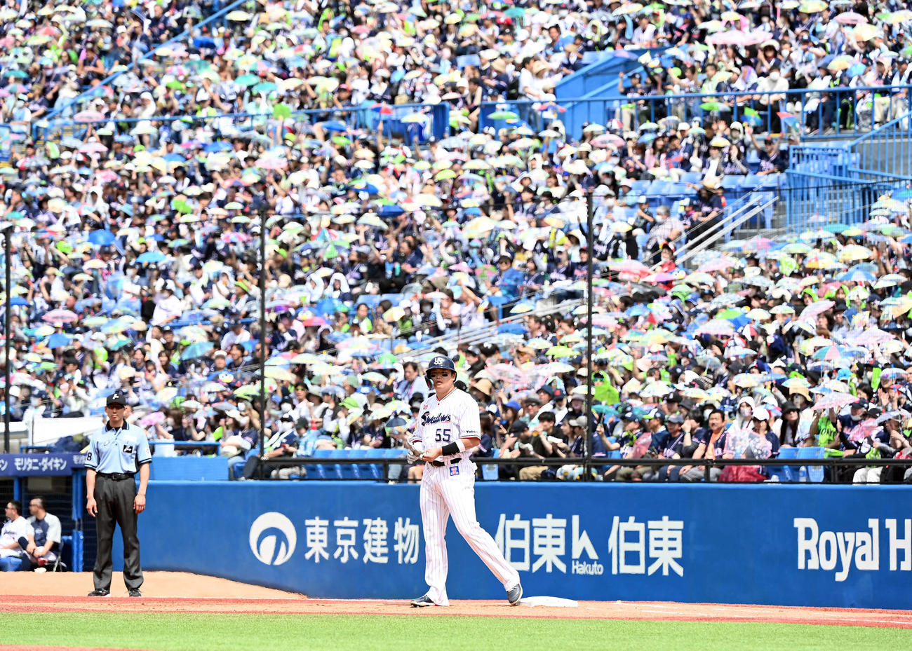 ヤクルト対楽天　1回裏、先制適時打を放ったヤクルト村上（撮影・たえ見朱実）