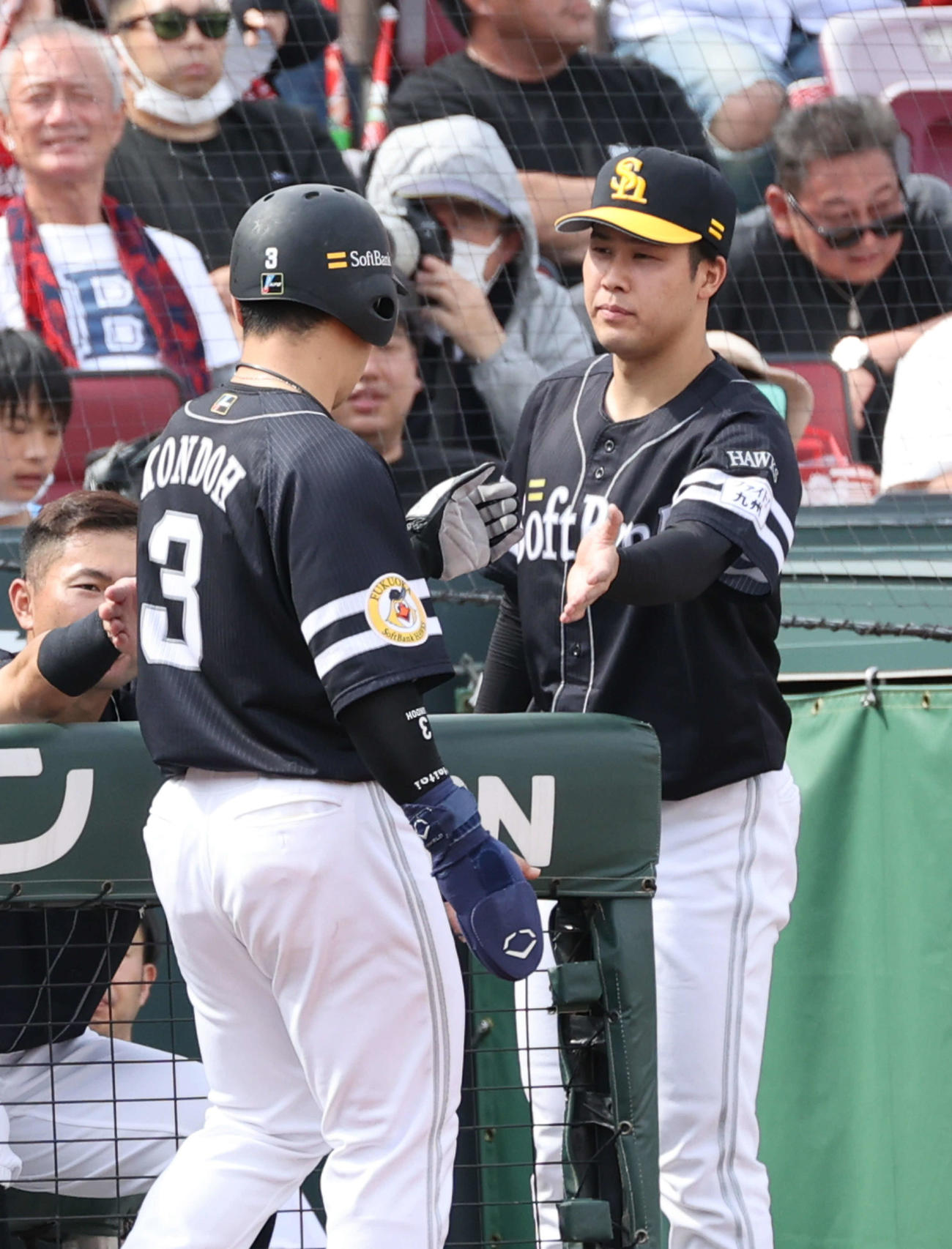 広島対ソフトバンク　6回表ソフトバンク無死一,二塁、柳田の右適時二塁打で生還した近藤を迎える藤井（右）（撮影・加藤孝規）