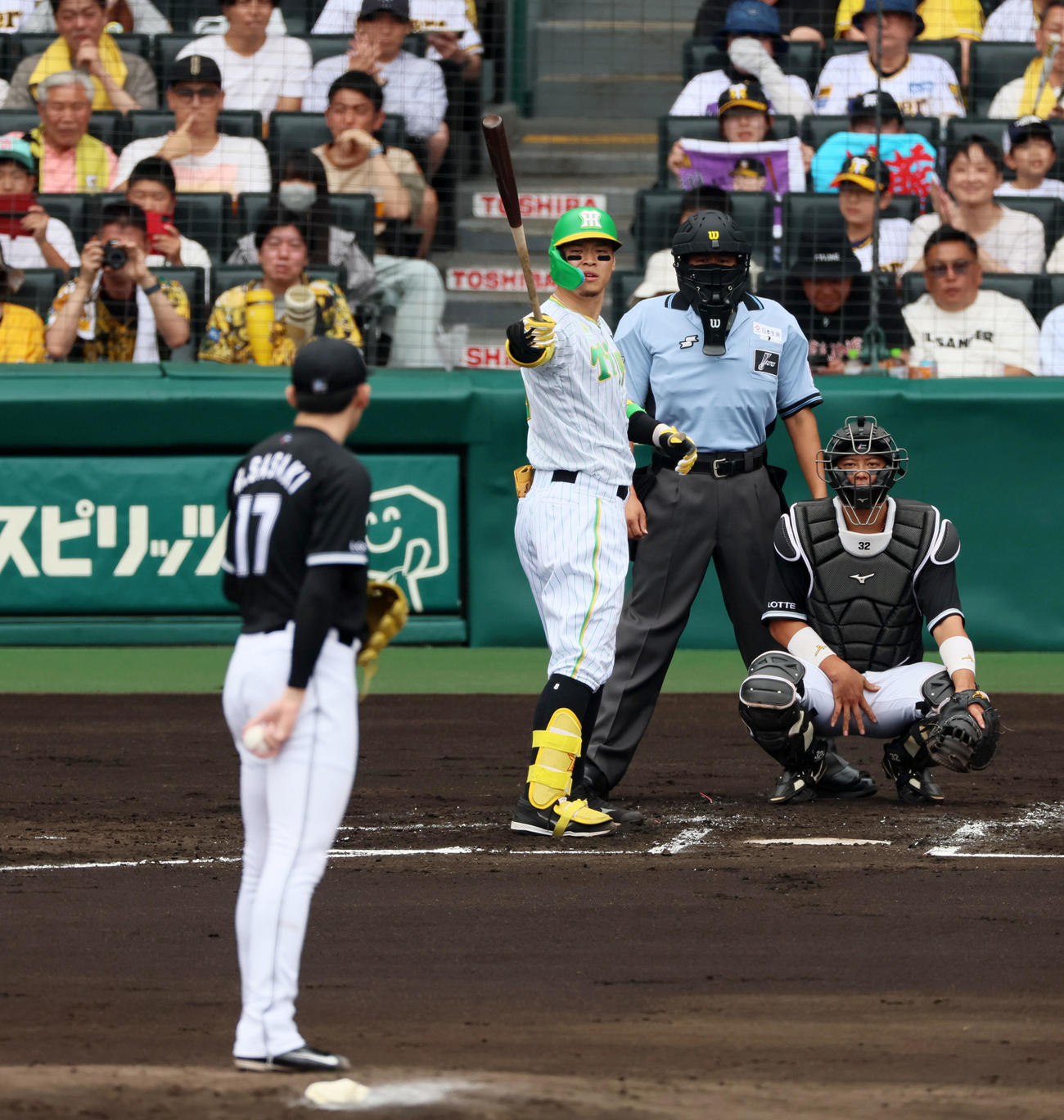 阪神対ロッテ　2回裏阪神1死、打席でバットを構える佐藤輝。投手は佐々木朗（撮影・加藤哉）