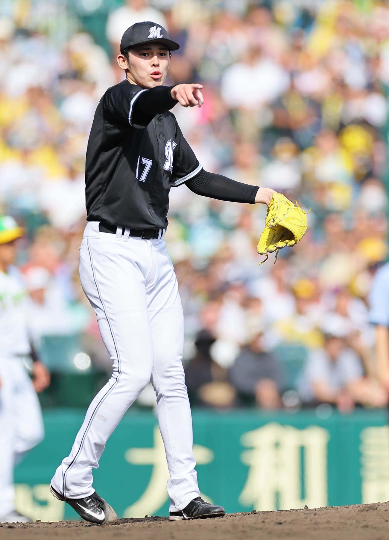 阪神対ロッテ　6回裏阪神1死一塁、佐藤輝を遊ゴロに打ち取り一塁を指さす佐々木朗（撮影・上田博志）