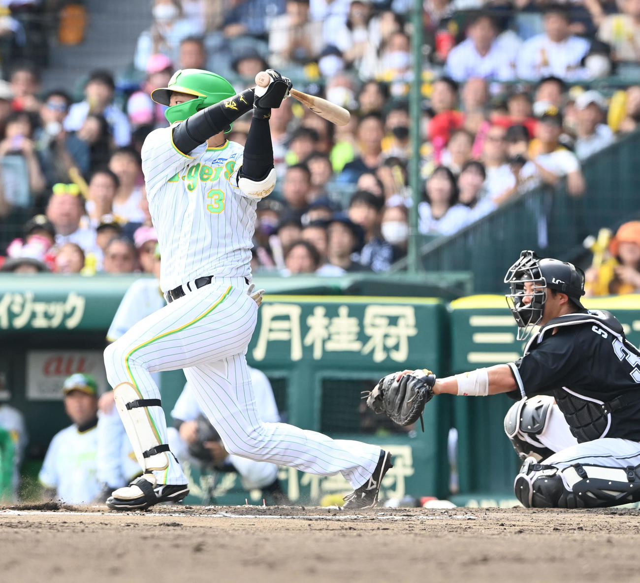 阪神対ロッテ　7回裏阪神1死三塁、右前適時打を放つ大山（撮影・和賀正仁）