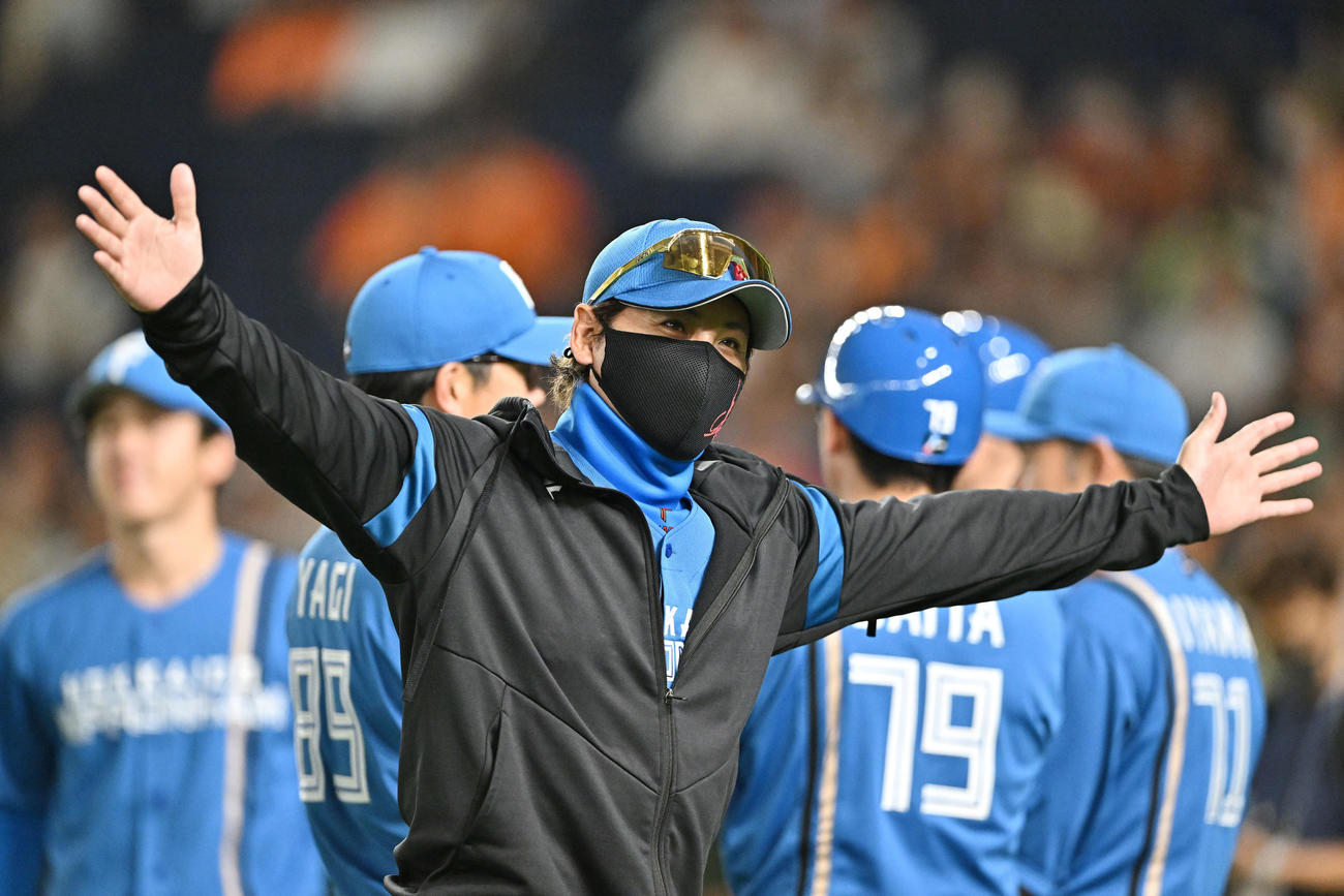 巨人対日本ハム　試合後、ファンに手を振る日本ハム新庄監督（撮影・滝沢徹郎）