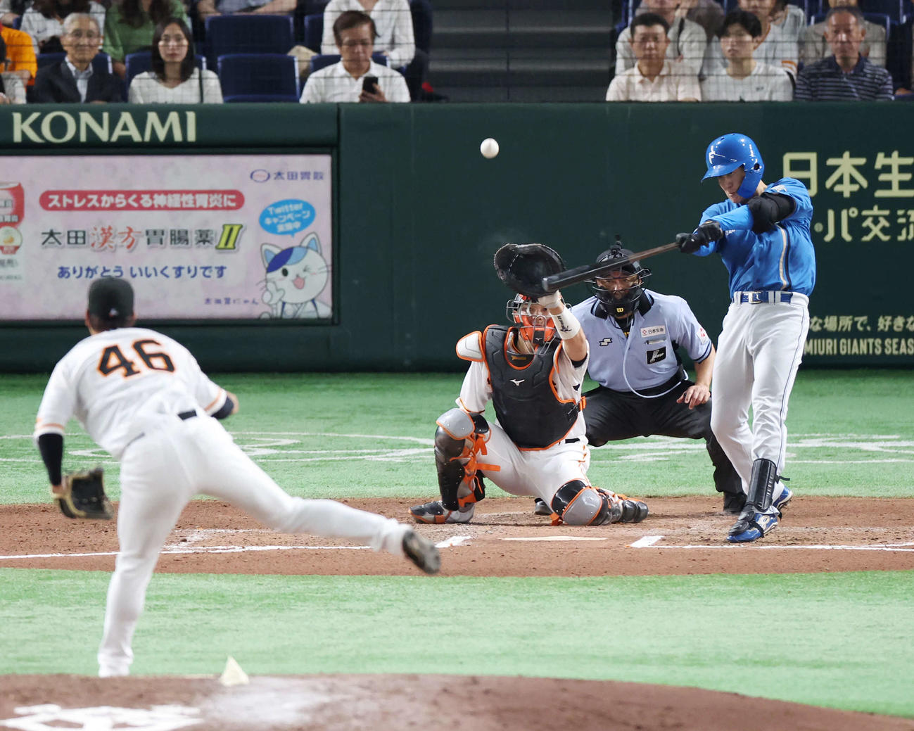 巨人対日本ハム　6回表日本ハム無死二、三塁、中前適時打を放つ北山。投手鍬原（撮影・宮地輝）