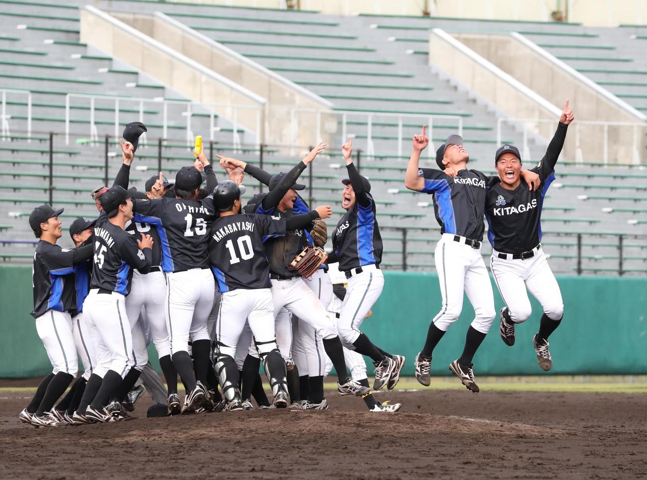 北海道ガス対札幌ホーネッツ　優勝を決め歓喜する北海道ガスナイン（撮影・黒川智章）