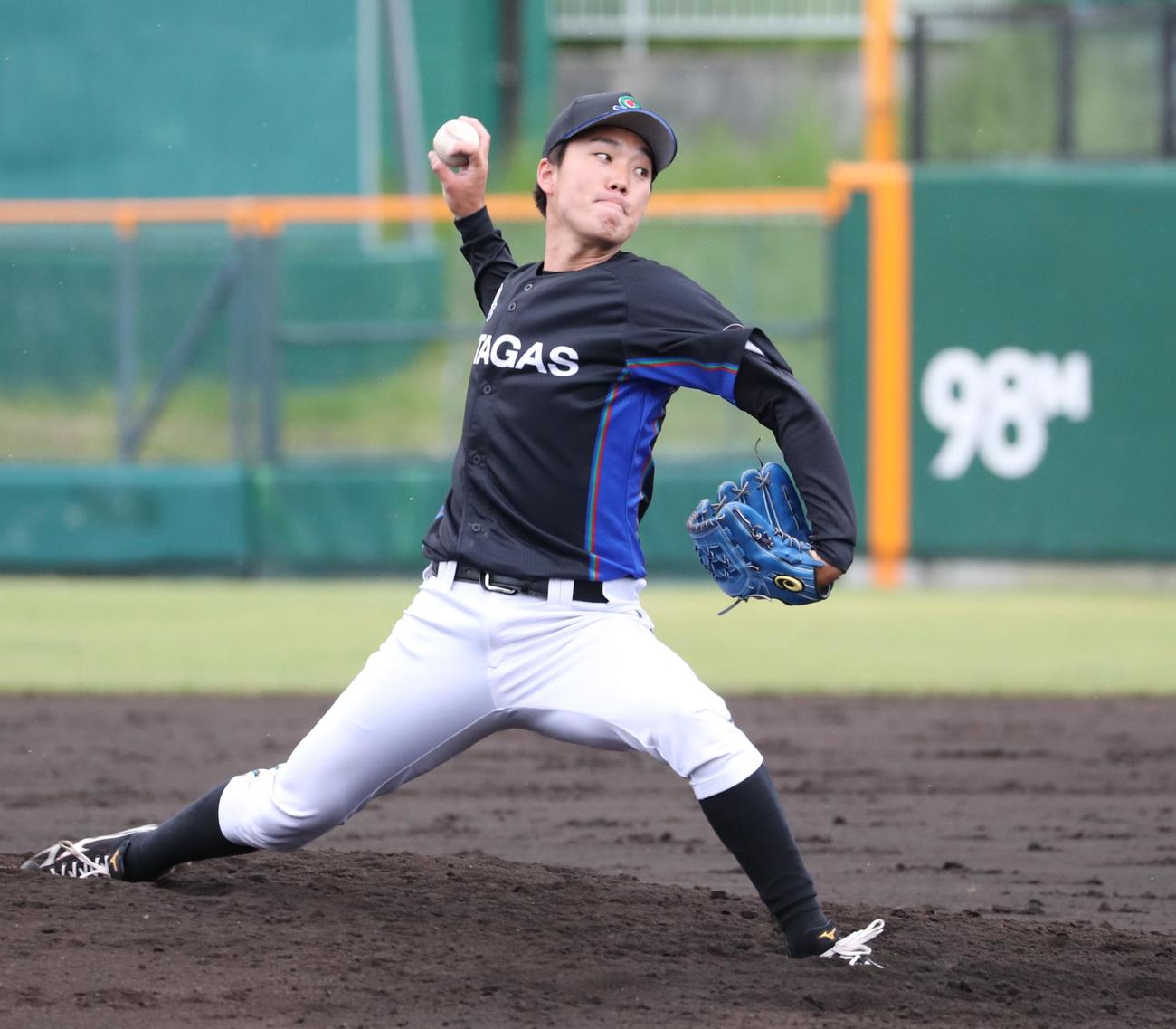 北海道ガス対札幌ホーネッツ　力投する北海道ガス先発の村上（撮影・黒川智章）