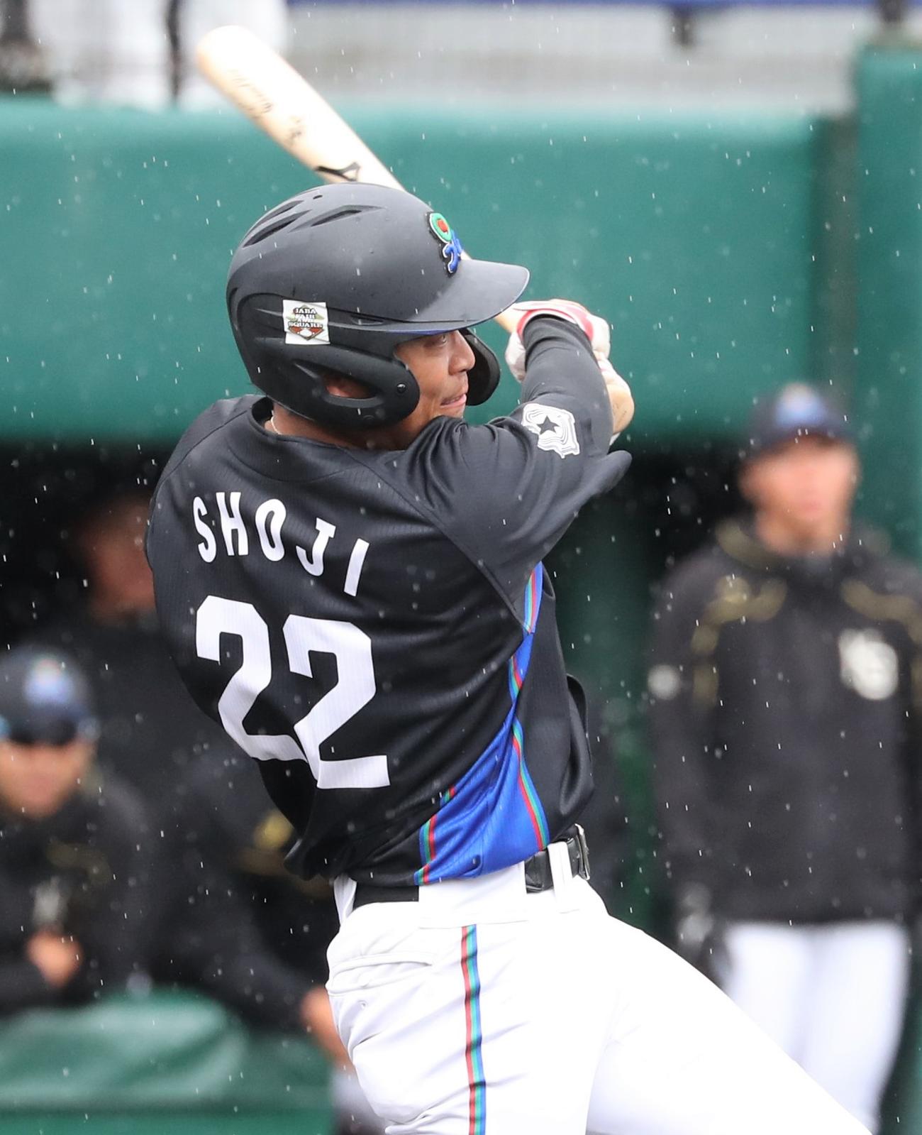 北海道ガス対札幌ホーネッツ　4回表北海道ガス1死一、三塁、左越え3点本塁打を放つ東海林（撮影・黒川智章）