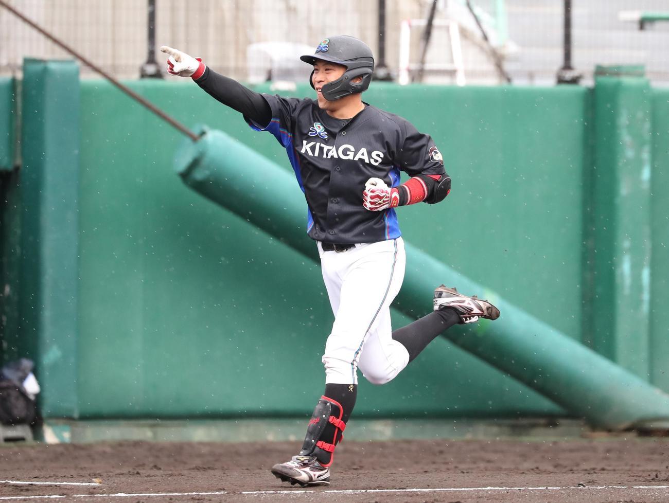 北海道ガス対札幌ホーネッツ　4回表北海道ガス1死一、三塁、左越え3点本塁打を放つ東海林（撮影・黒川智章）