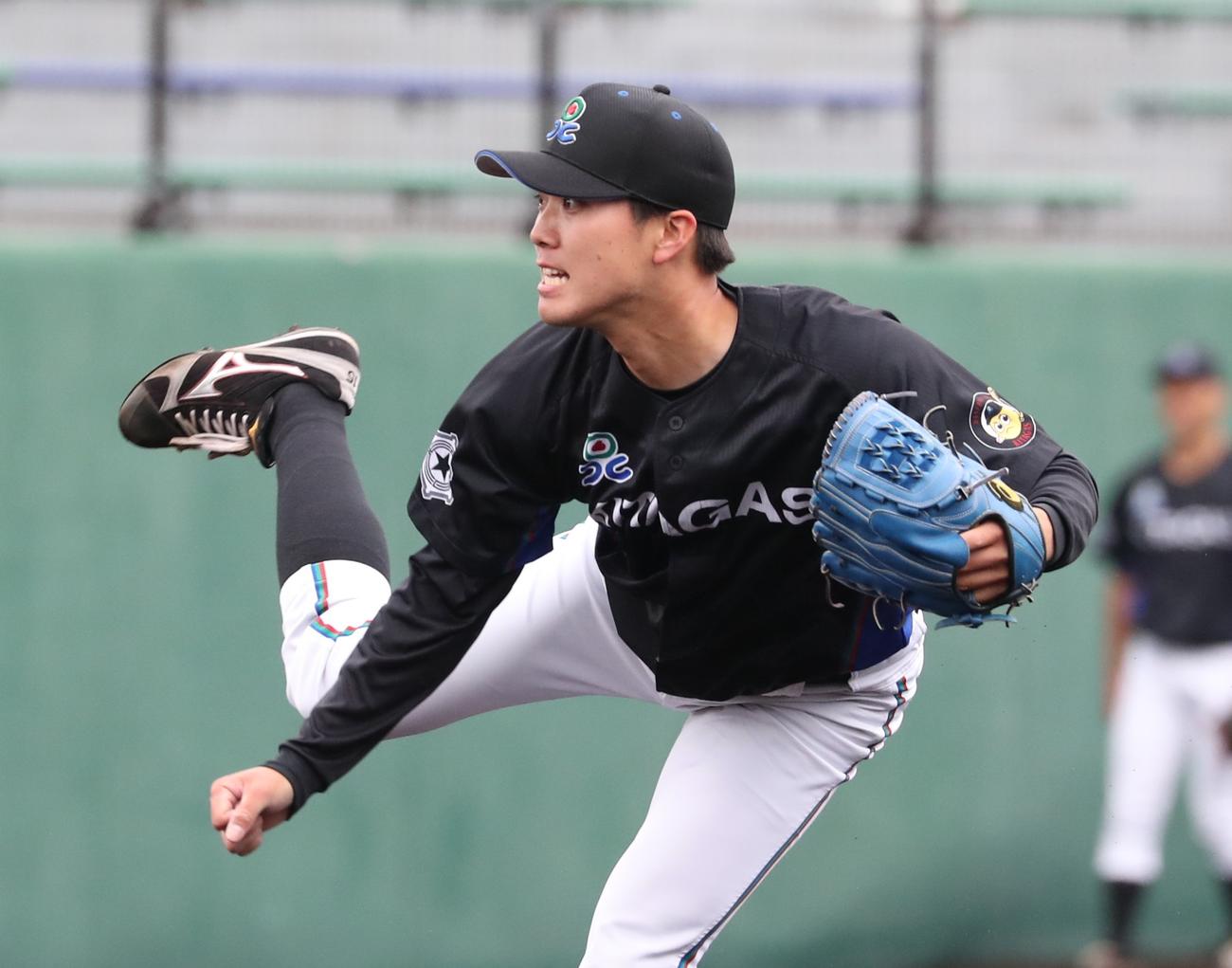 北海道ガス対札幌ホーネッツ　力投する北海道ガス先発の村上（撮影・黒川智章）