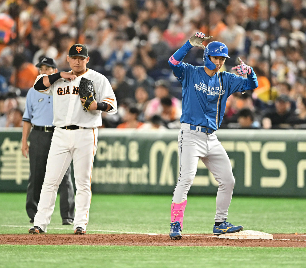 巨人対日本ハム　3回表日本ハム1死、加藤豪（右）は中前打を放ちポーズを決める。一塁手中田翔（撮影・滝沢徹郎）
