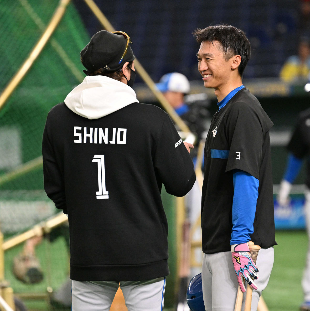 巨人対日本ハム　試合前練習で日本ハム加藤豪（右）は新庄監督と話す（撮影・滝沢徹郎）
