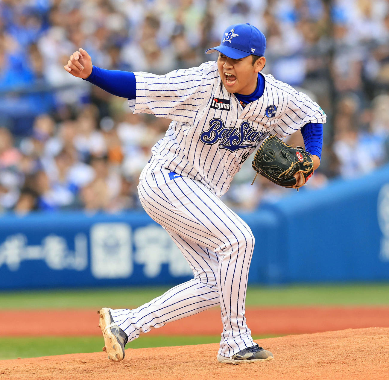 DeNA対西武　9回表西武の攻撃で気迫の投球を見せる山崎（撮影・浅見桂子）