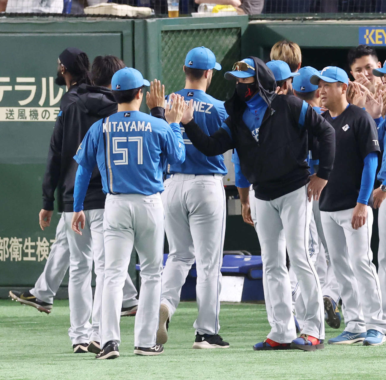 巨人対日本ハム　巨人に勝利し、日本ハム北山（左）とタッチを交わす新庄監督（撮影・宮地輝）