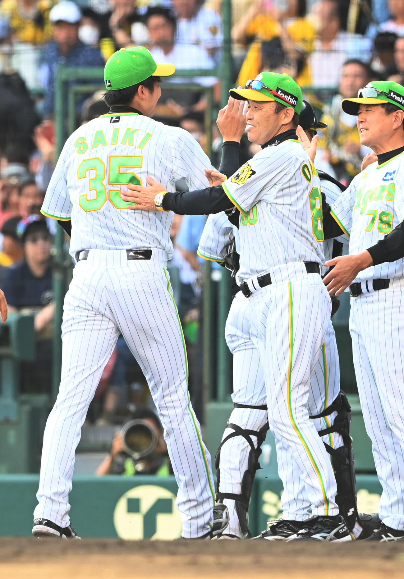 阪神対ロッテ　ロッテに連勝し才木を笑顔で迎える阪神岡田監督（撮影・和賀正仁）