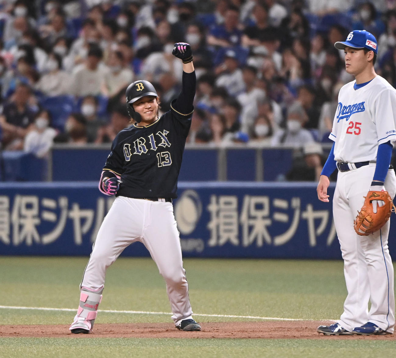 中日対オリックス　8回表オリックス2死一、三塁、左前適時打を放った宮城（左）（撮影・森本幸一）