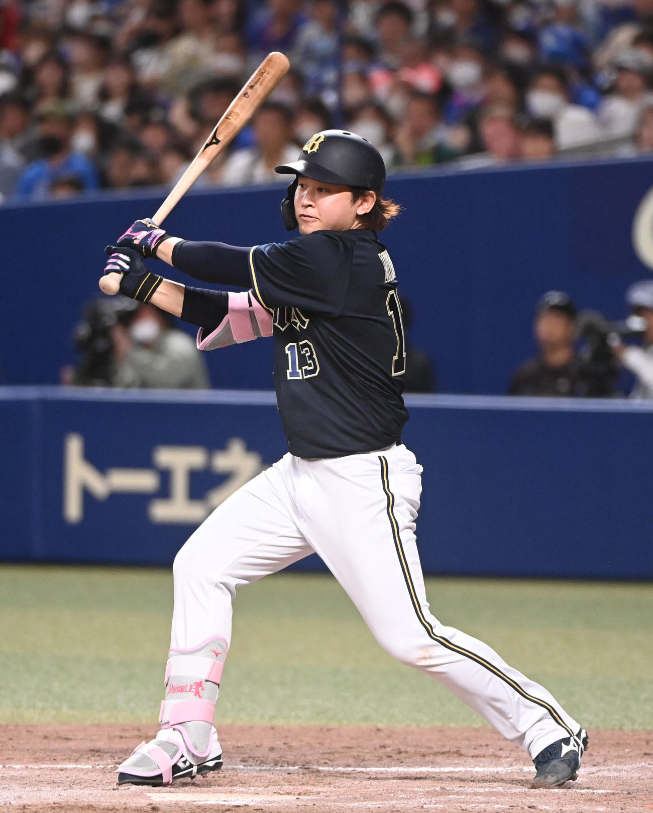 中日対オリックス　8回表オリックス2死一、三塁、左前適時打を放つ宮城（撮影・森本幸一）