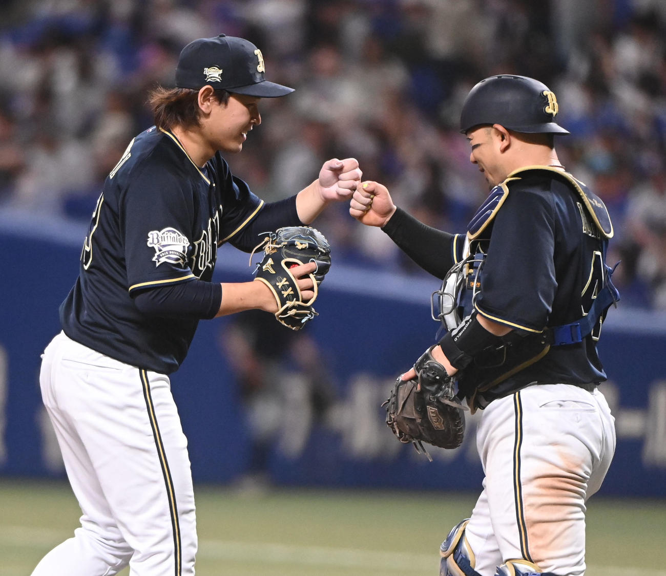 中日対オリックス　完封勝利を挙げた宮城（左）は森と笑顔でグータッチ（撮影・森本幸一）