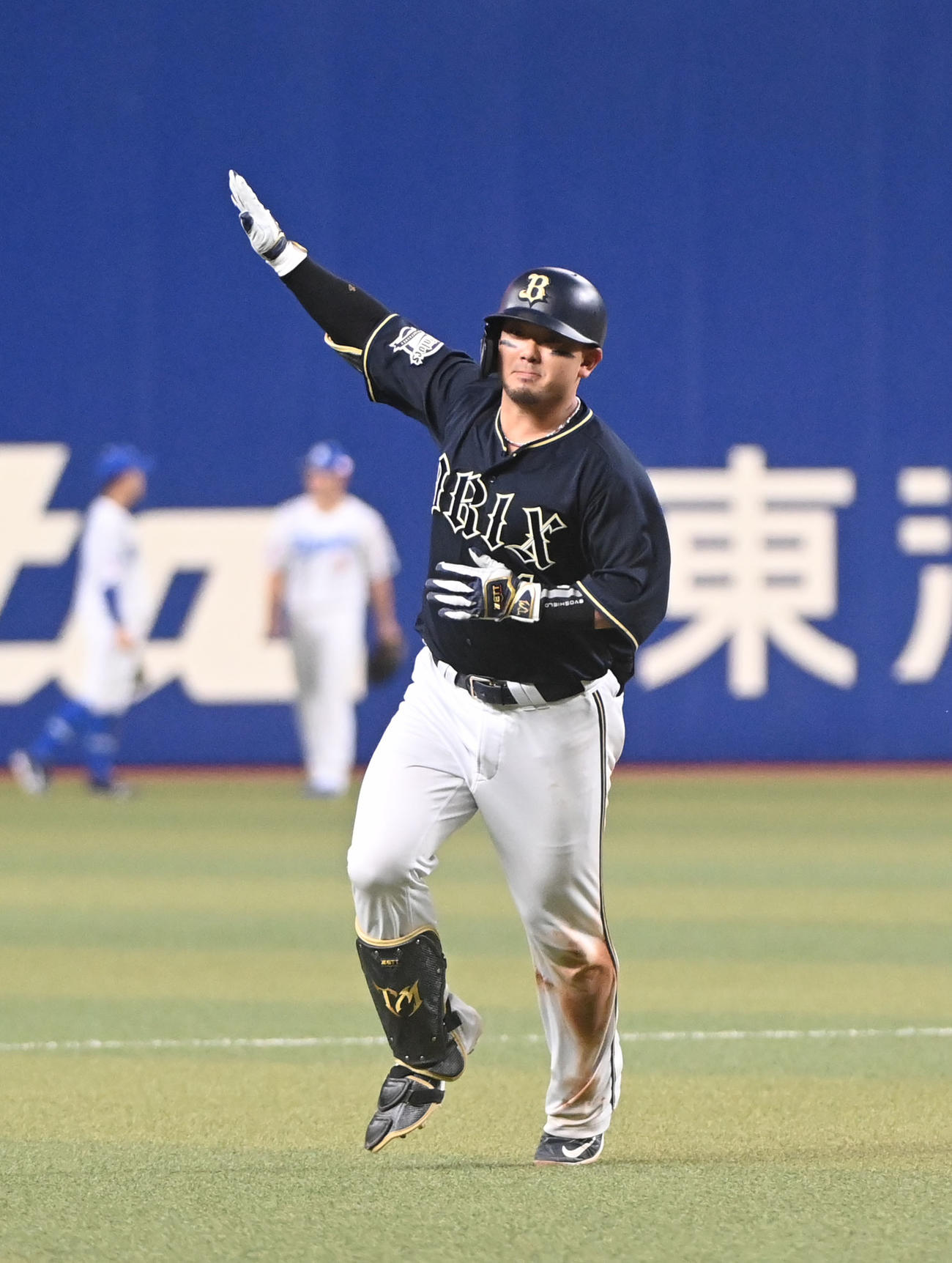 中日対オリックス　8回表オリックス1死一、二塁、右中間へ3点本塁打を放ちダイヤモンドを回る森（撮影・森本幸一）