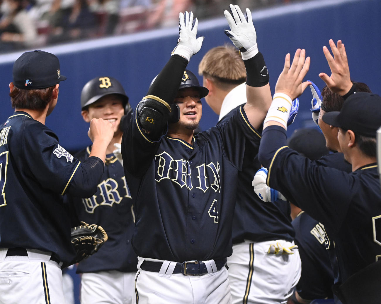 中日対オリックス　8回表オリックス1死一、二塁、先制3点本塁打を放ちタッチを交わす森（撮影・森本幸一）