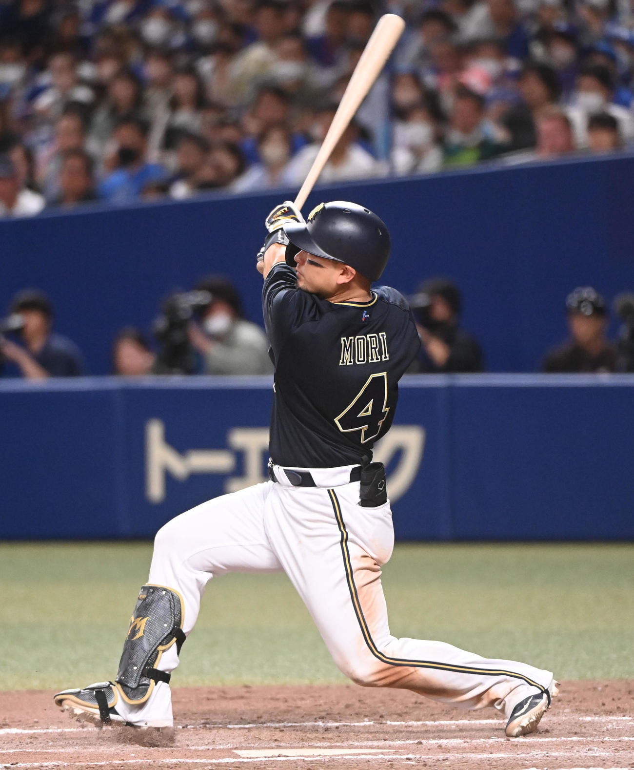 中日対オリックス　8回表オリックス1死一、二塁、右中間へ先制3点本塁打を放つ森（撮影・森本幸一）