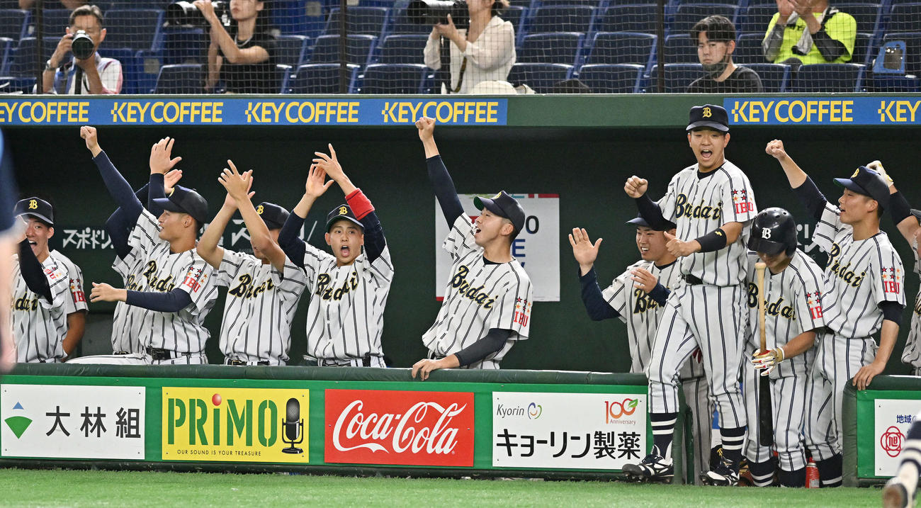 国際武道大対広島経大　2回表、先制し喜ぶ国際武道大の選手たち（撮影・滝沢徹郎）