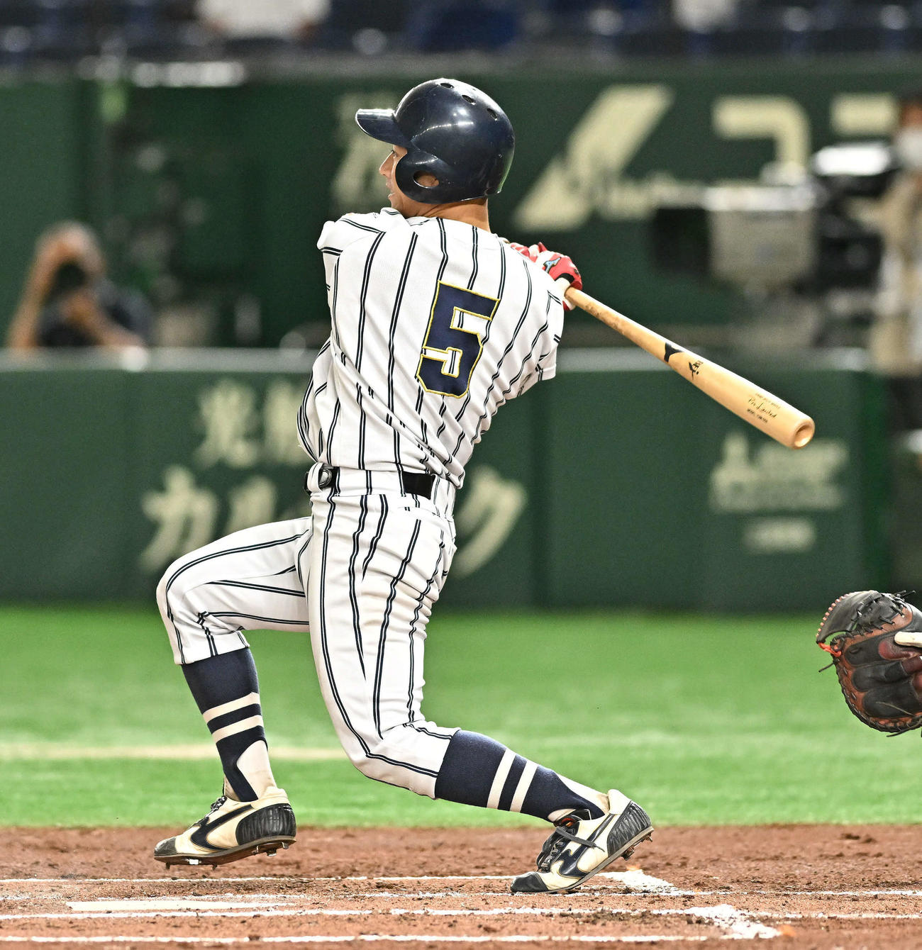 国際武道大対広島経大　2回表国際武道大無死、谷内は右前打を放つ（撮影・滝沢徹郎）