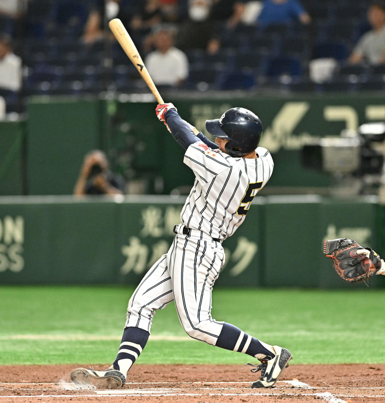 国際武道大対広島経大　2回表国際武道大無死、谷内は右前打を放つ（撮影・滝沢徹郎）