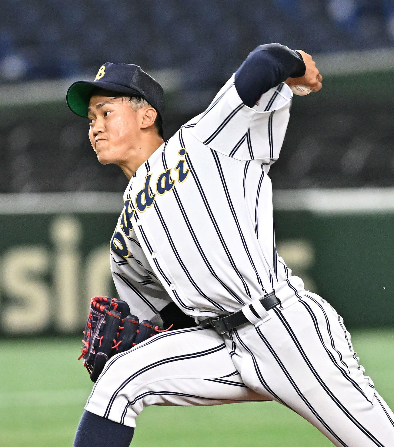 国際武道大対広島経大　国際武道大2番手で投球する冨重（撮影・滝沢徹郎）