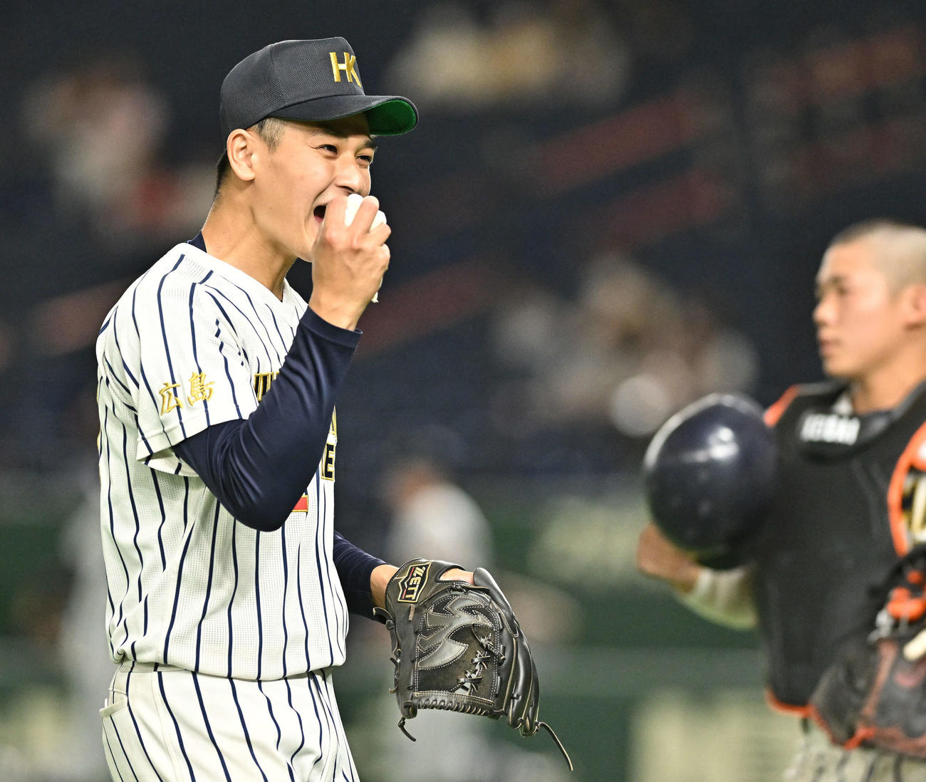 国際武道大対広島経大　1回表を投げ終えた広島経大先発の倉本は気合の入った表情で引き揚げる（撮影・滝沢徹郎）