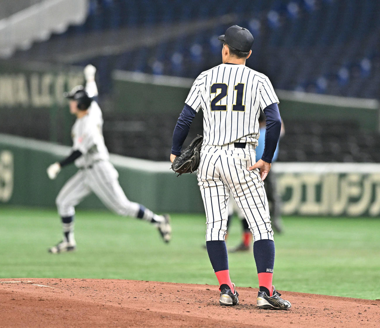 国際武道大対広島経大　1回戦　3回表国際武道大1死二塁、若山（後方）に2点本塁打を浴びる倉本（撮影・滝沢徹郎）