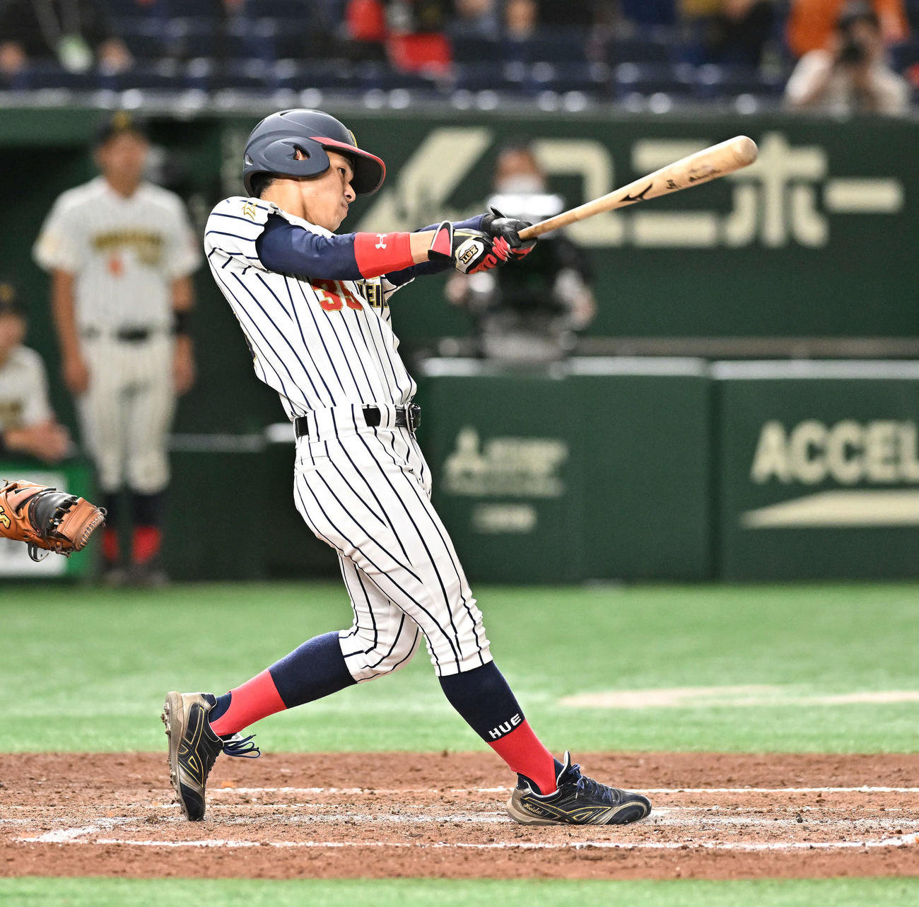 国際武道大対広島経大　5回裏広島経大無死、山田京は右越えソロ本塁打を放つ（撮影・滝沢徹郎）