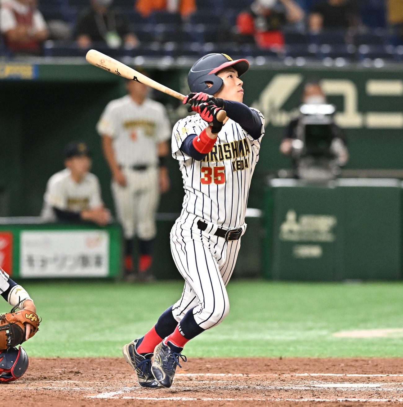 国際武道大対広島経大　5回裏広島経大無死、山田京は右越えソロ本塁打を放つ（撮影・滝沢徹郎）