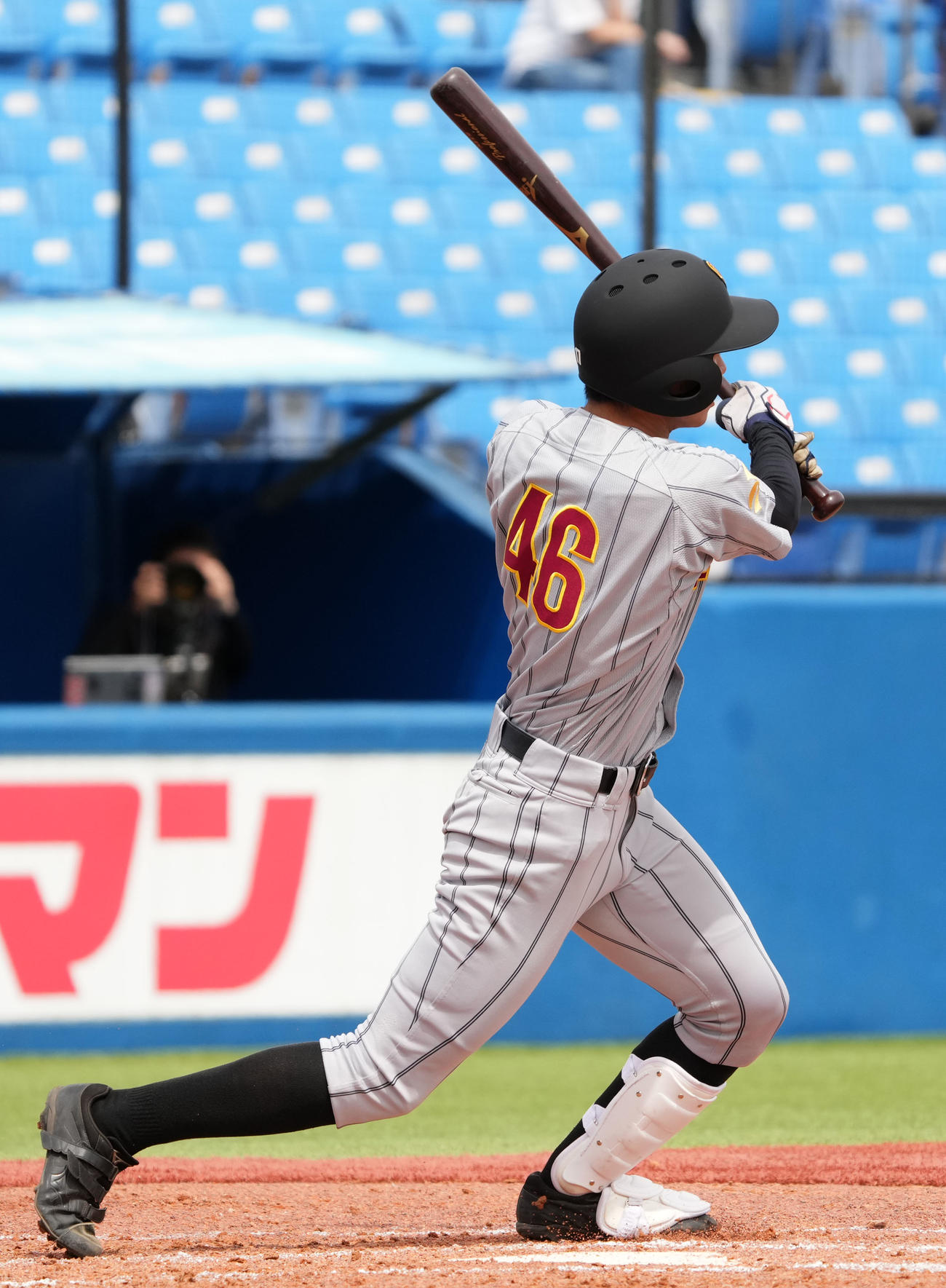 大阪公立大対環太平洋大　2回表大阪公立大1死一、二塁、左前適時打を放つ中村（撮影・横山健太）