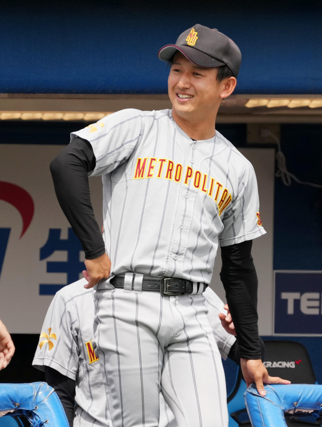 大阪公立大対環太平洋大　ベンチで笑顔を見せる大阪公立大・小林監督（撮影・横山健太）