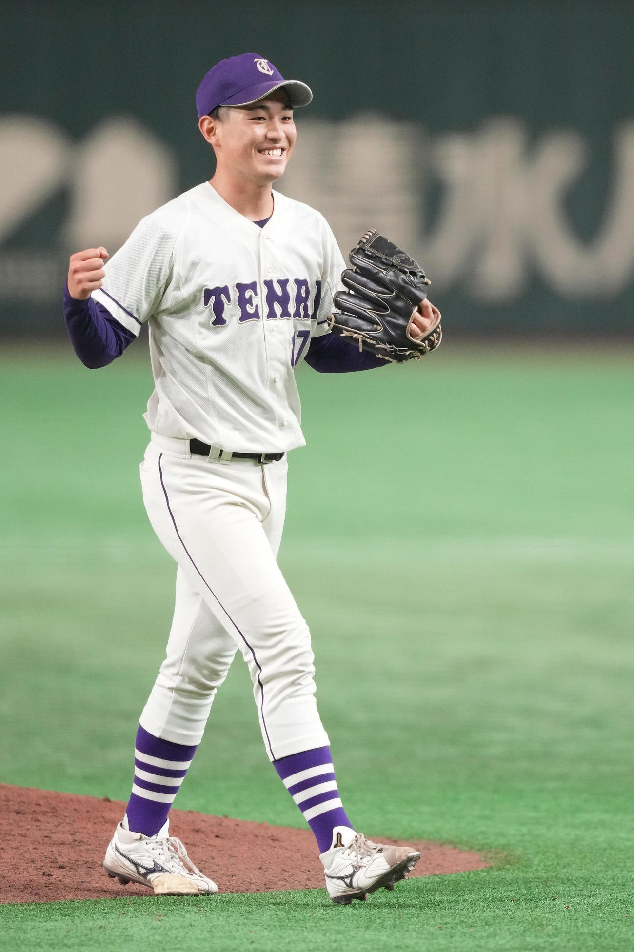 西南学院大対天理大　ノーヒットノーランを達成し、ガッツポーズする天理大・真城（撮影・鈴木みどり）