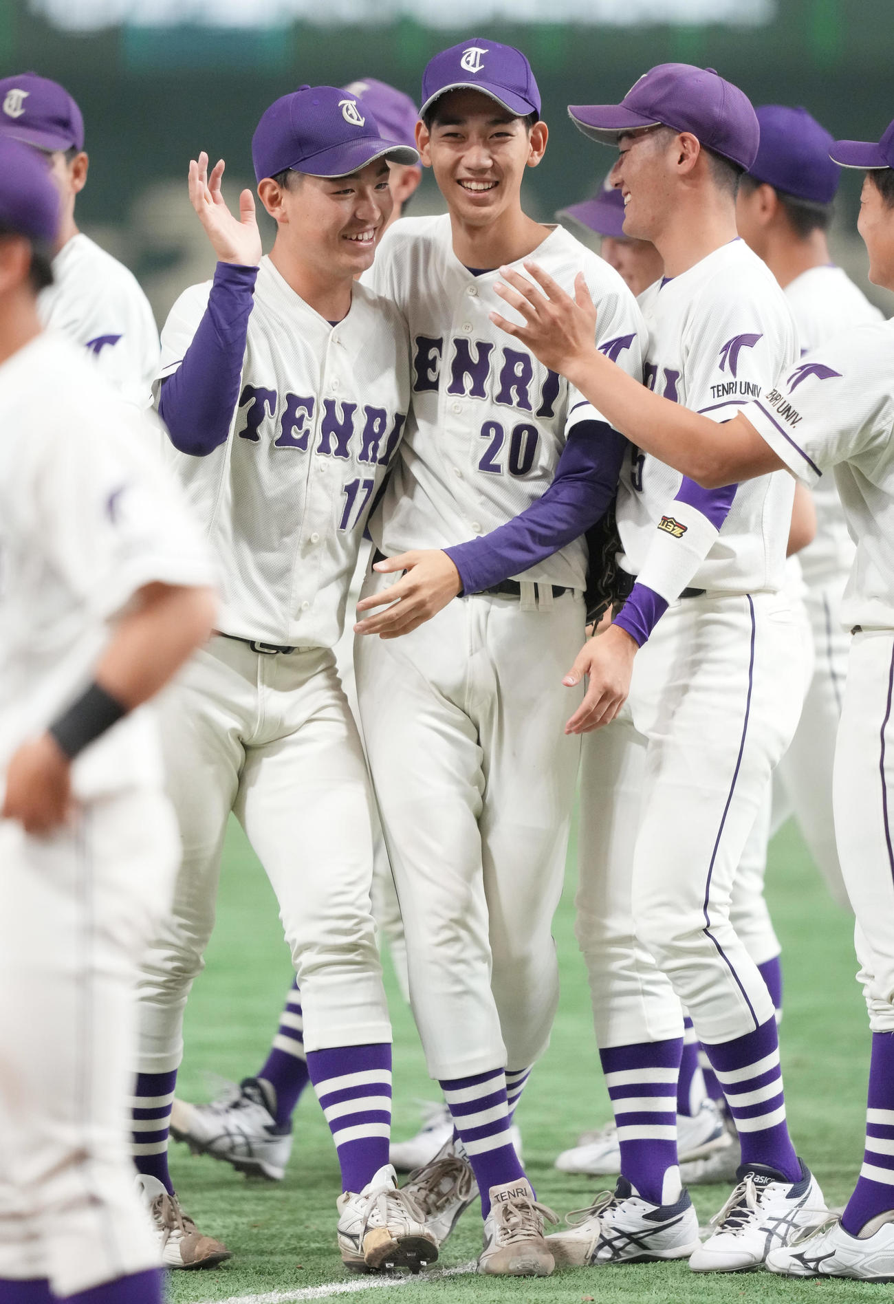 西南学院大対天理大　ノーヒットノーランを達成し、ナインと喜ぶ天理大・真城（左）（撮影・鈴木みどり）