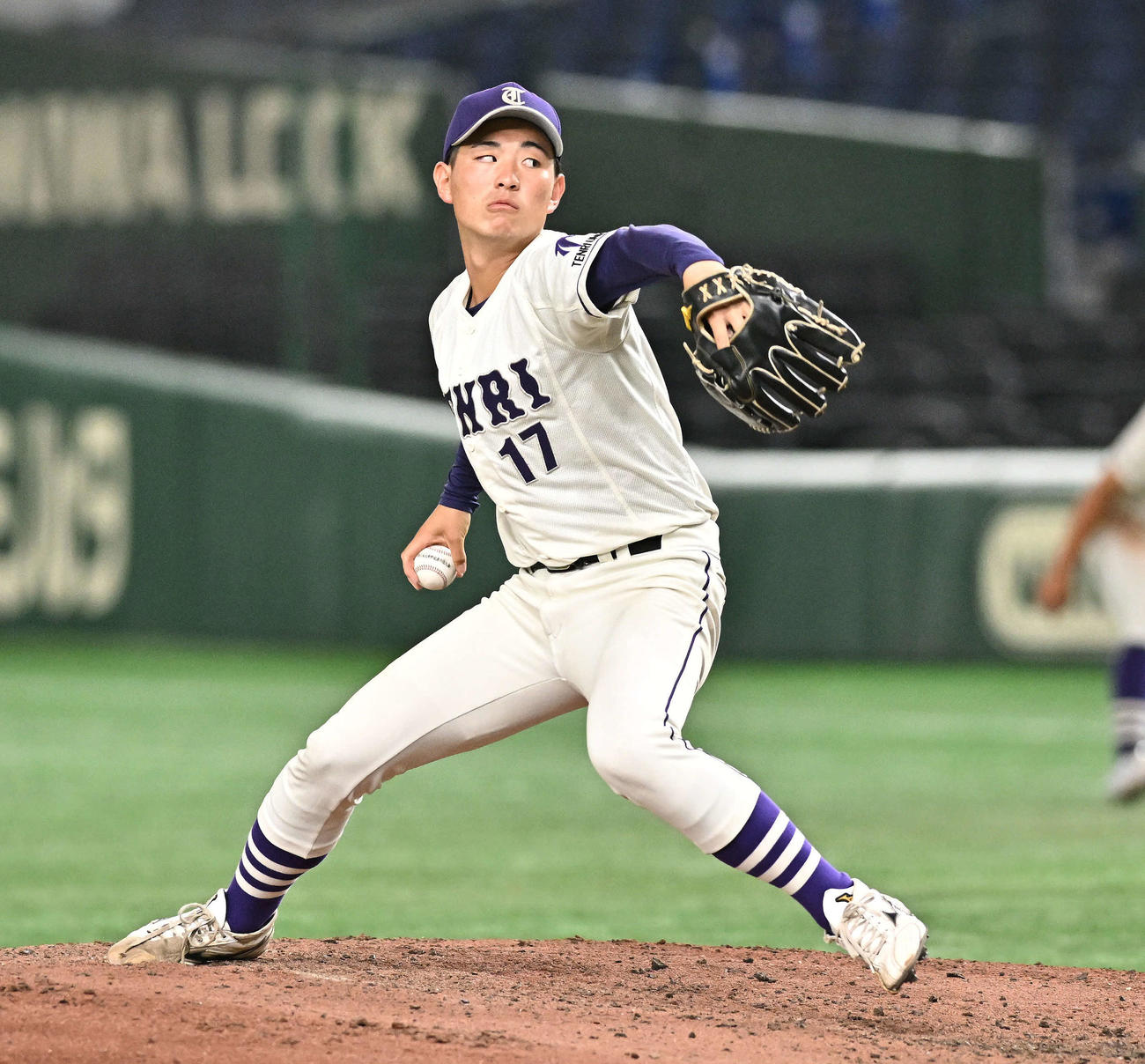 西南学院大対天理大　力投する天理大先発の真城（撮影・滝沢徹郎）