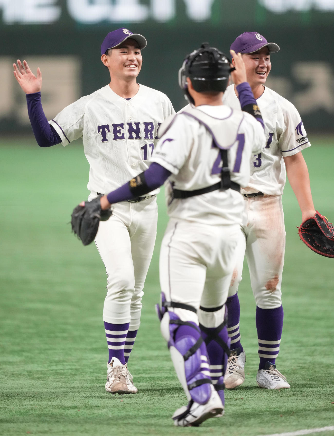 西南学院大対天理大　ノーヒットノーランを達成し、ナインと喜ぶ天理大・真城（左）（撮影・鈴木みどり）