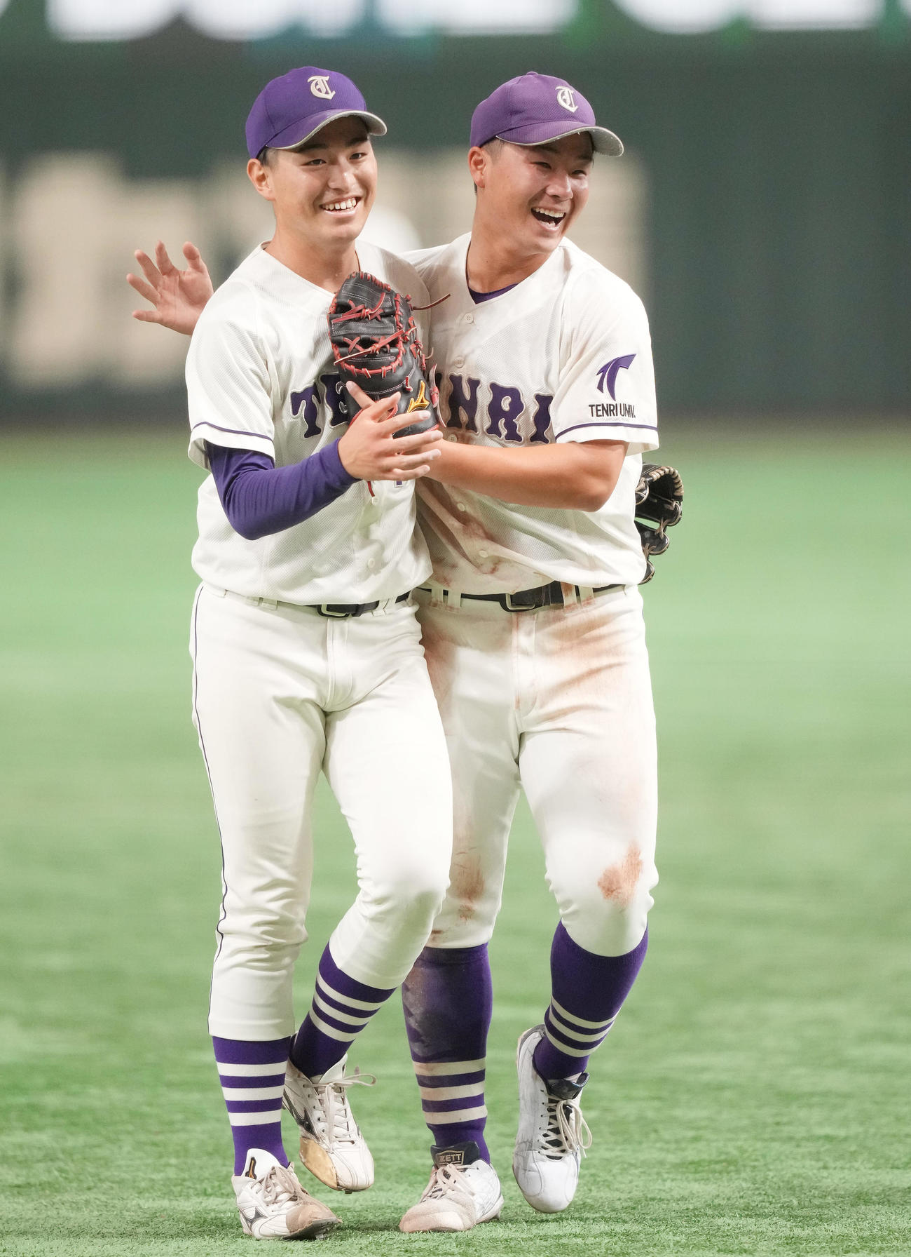 西南学院大対天理大　ノーヒットノーランを達成し、ナインと喜ぶ天理大・真城（左）（撮影・鈴木みどり）