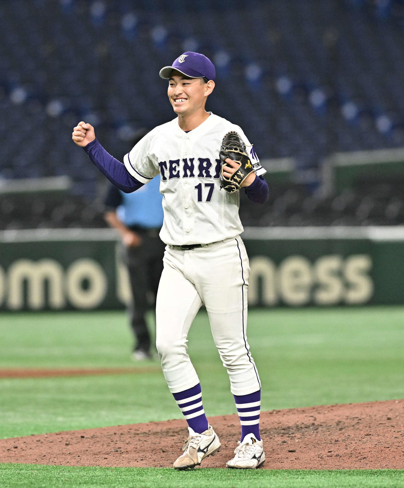 西南学院大対天理大　ノーヒットノーランを達成しガッツポーズする天理大・真城（撮影・滝沢徹郎）