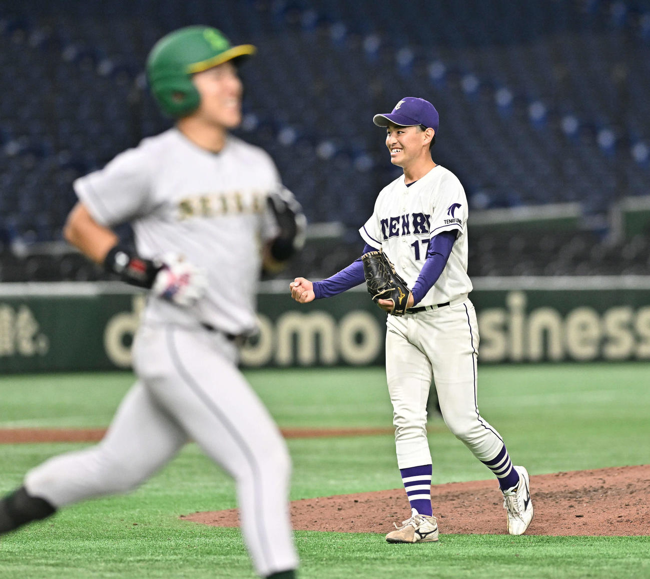 西南学院大対天理大　ノーヒットノーランを達成しガッツポーズする天理大・真城（後方）（撮影・滝沢徹郎）