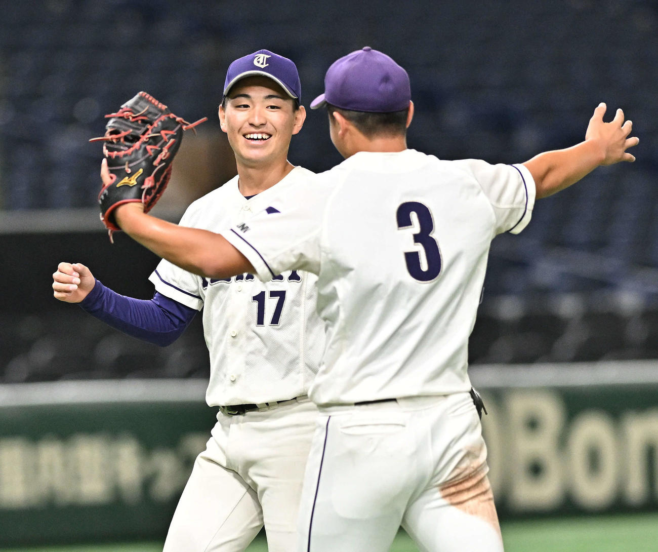 西南学院大対天理大　ノーヒットノーランを達成しチームメートから祝福される天理大・真城（撮影・滝沢徹郎）