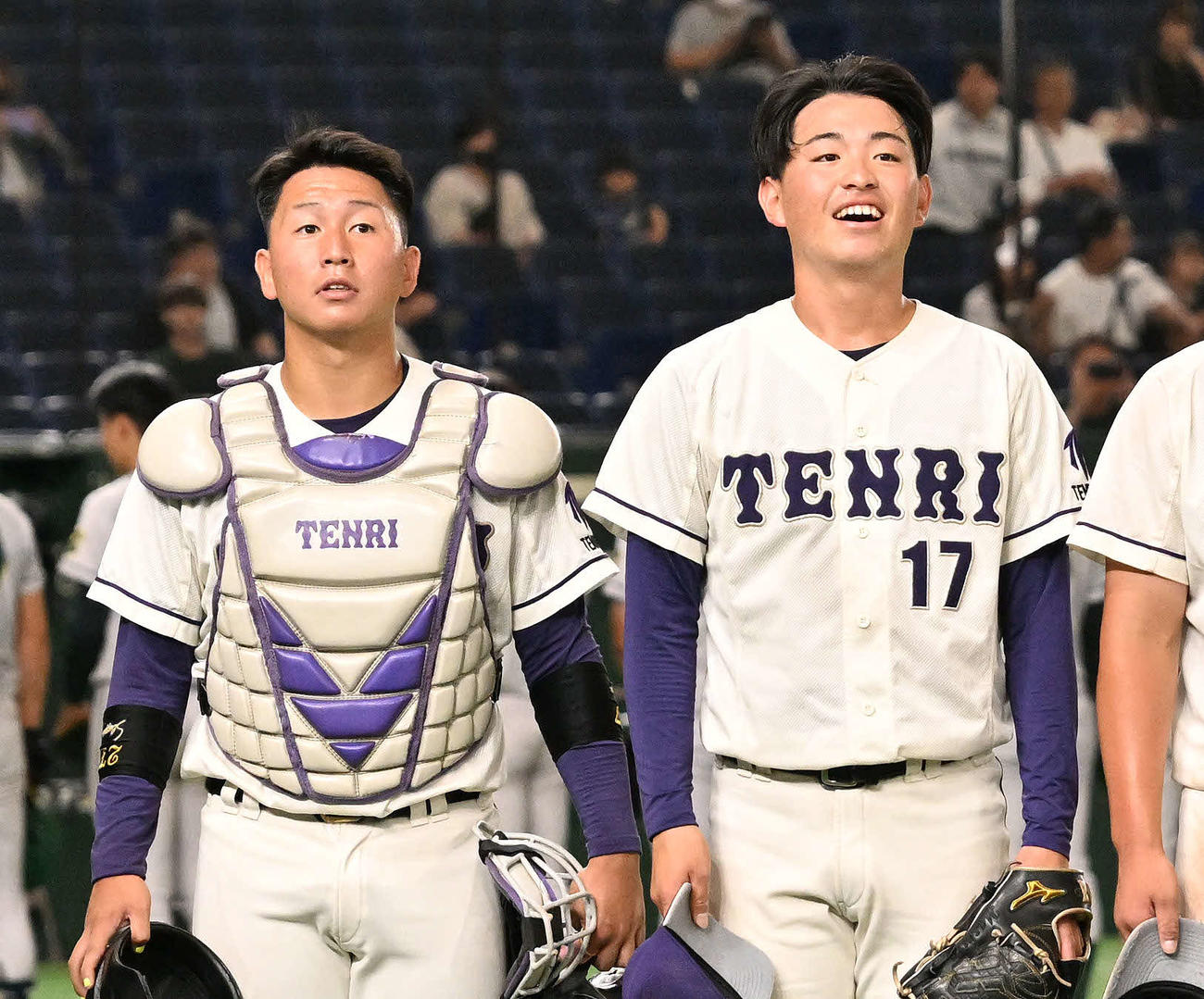 西南学院大対天理大　ノーヒットノーランを達成した天理大・真城（右）は捕手小林とあいさつする（撮影・滝沢徹郎）