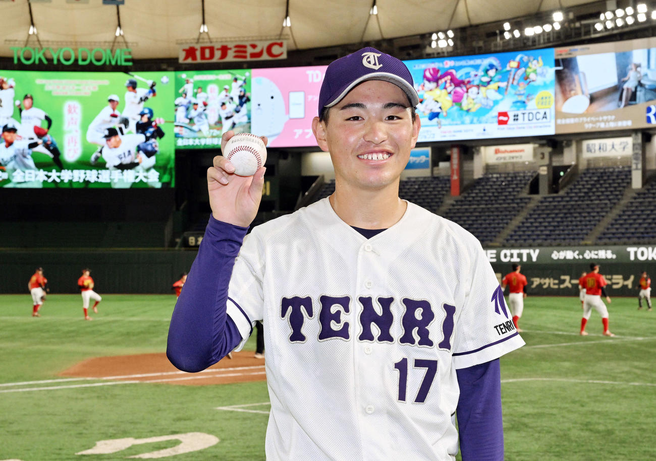 西南学院大対天理大　ノーヒットノーランを達成した天理大・真城はウイニングボールを手に記念撮影する（撮影・滝沢徹郎）