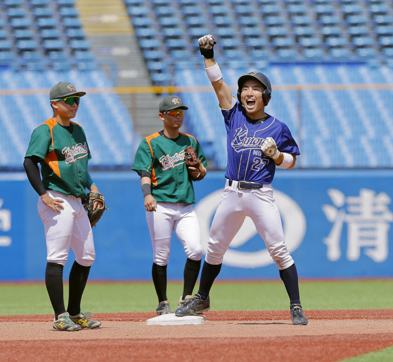 高知工科大―鹿屋体大　7回、勝ち越し打を放ちガッツポーズする鹿屋体大・平野（右）（共同）