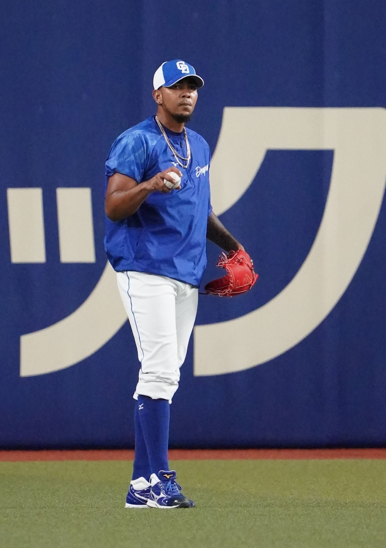 プロ野球交流戦　中日対オリックス　試合前練習でキャッチボールをするウンベルト・メヒア（撮影・森本幸一）