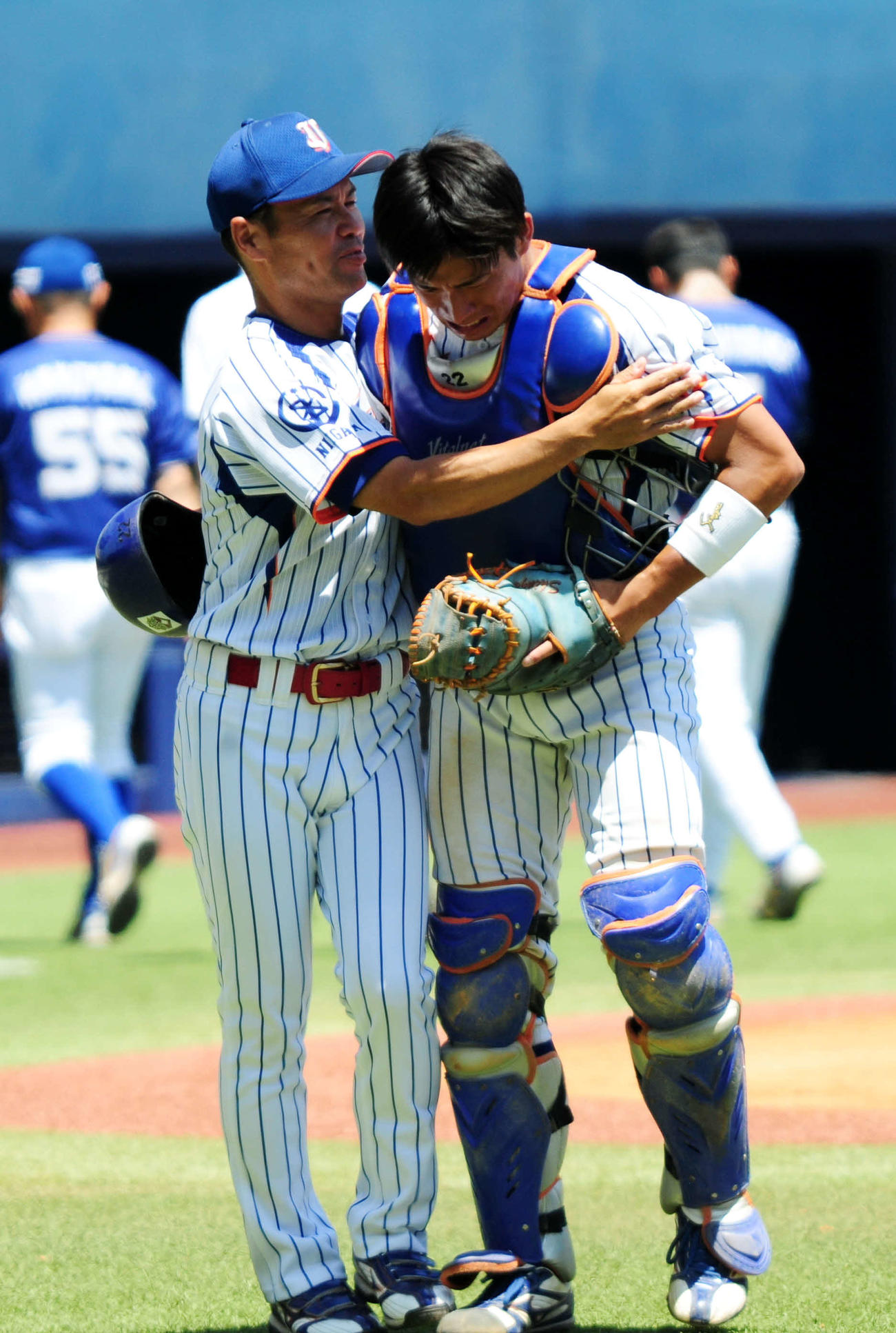 信越硬式野球クラブ対バイタルネット　優勝を決め、泣きながら喜びを分かち合うバイタルネット・梅田（右）と佐藤監督