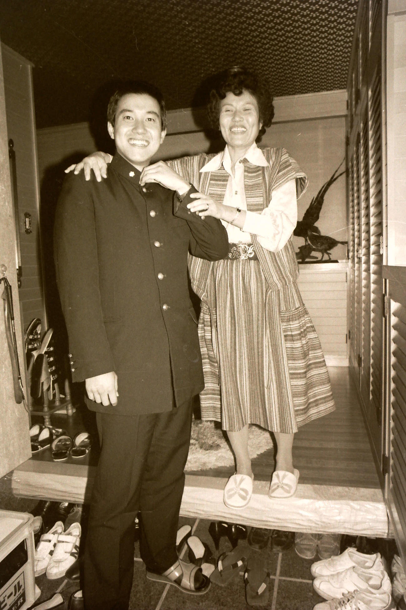 ドラフト会議で巨人に入団が決まり自宅玄関でで母カツヨさん（右）と笑顔の東海大・原辰徳（1980年11月26日撮影）